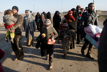 Displaced Iraqis flee their homes, as Iraqi forces battle with Islamic State militants, in western Mosul, Iraq March 5, 2017. REUTERS/Zohra Bensemra