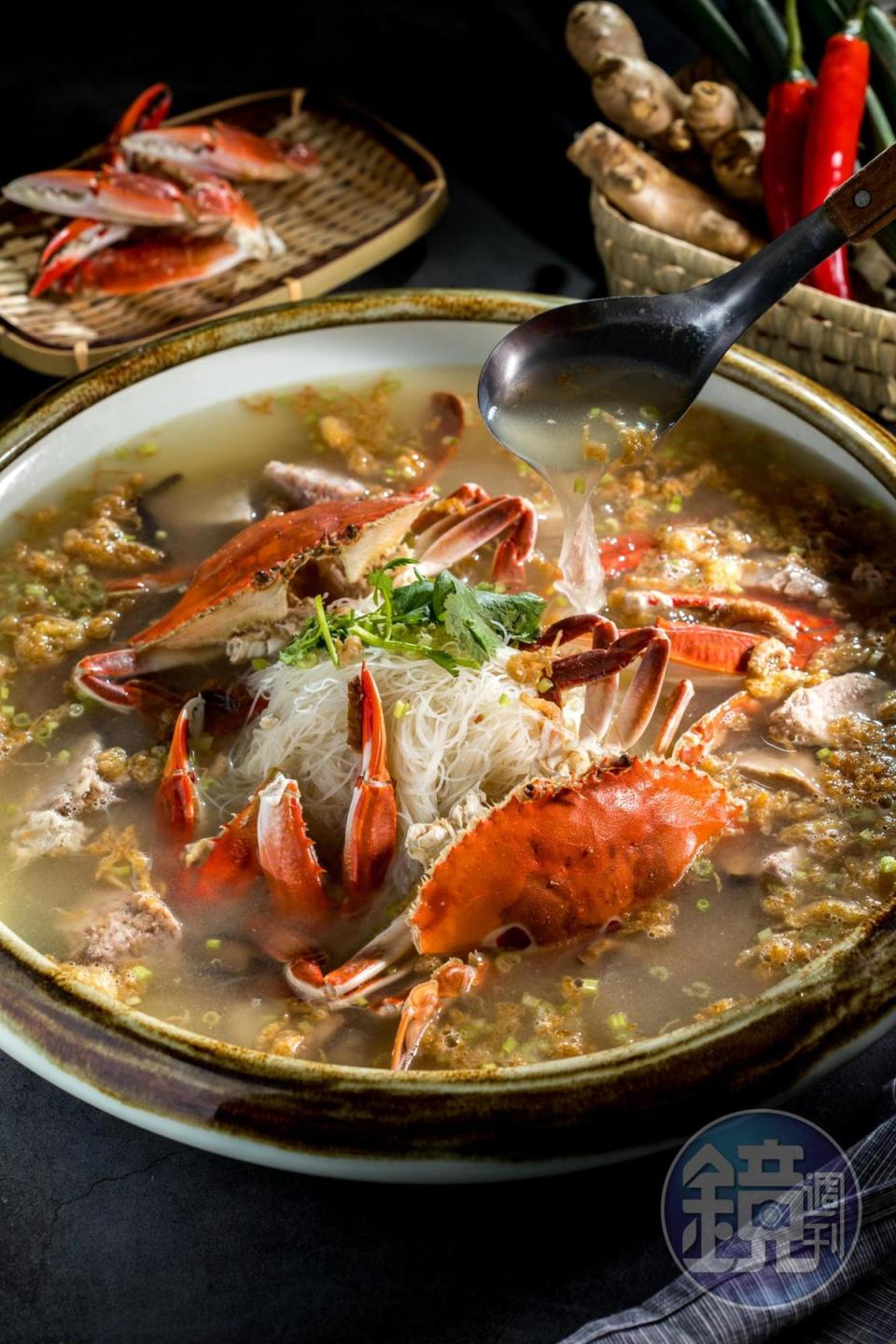 「三點米粉湯」湯頭有胡椒暖胃，三點蟹的鮮甜浸透蛋酥和芋角。（時價，圖中約600元）