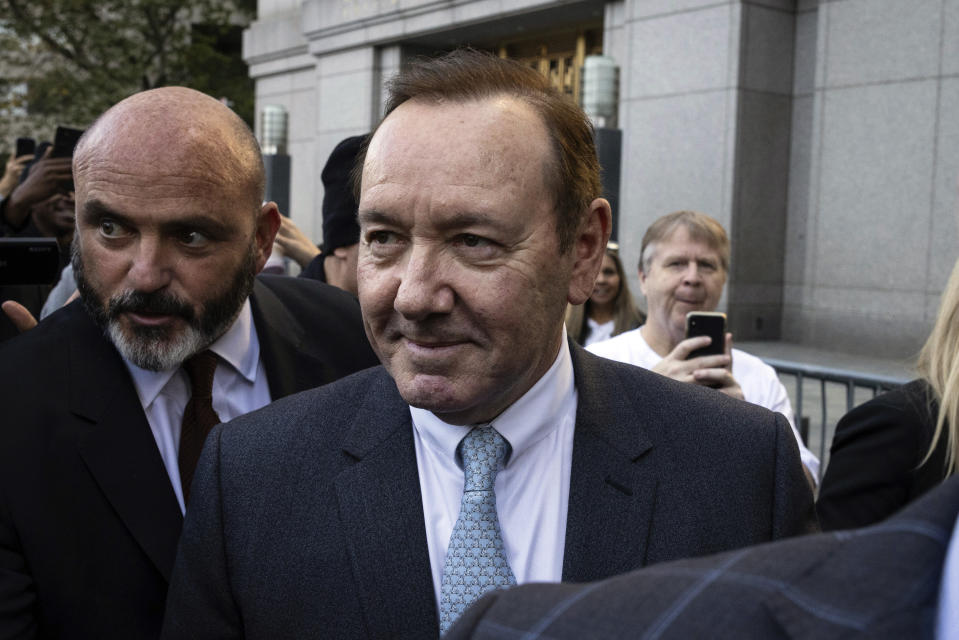 El actor Kevin Spacey sale de la corte durante su juicio civil el jueves 6 de octubre de 2022, en Nueva York. Spacey está acusado de abusar sexualmente a un actor de 14 años en la década de 1980 cuando Spacey tenía 26 años. (Foto AP/Yuki Iwamura)