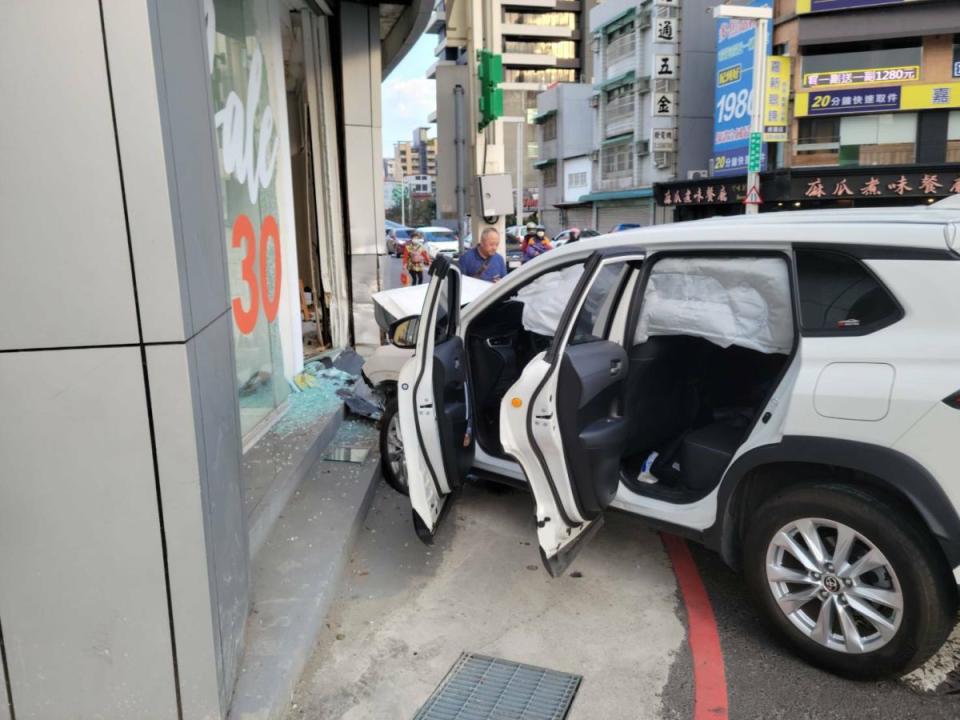 ▲吳男疑因精神不濟，駕駛的自小客車就這樣偏離車道，直接撞上路邊傢俱店的落地窗，造成車頭嚴重凹陷安全氣囊爆開。（圖／記者李春台翻攝）