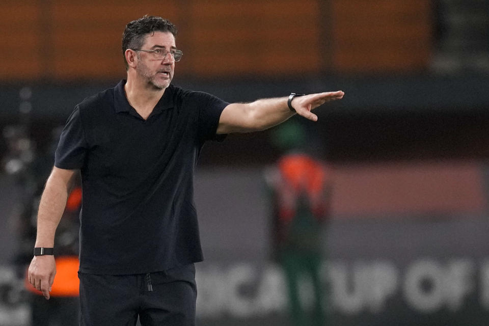 Egypt's head coach Rui Vitoria gives instructions to his players during the African Cup of Nations Group B soccer match between Egypt and Ghana in Abidjan, Ivory Coast, Thursday, Jan.18, 2024. (AP Photo/Themba Hadebe)