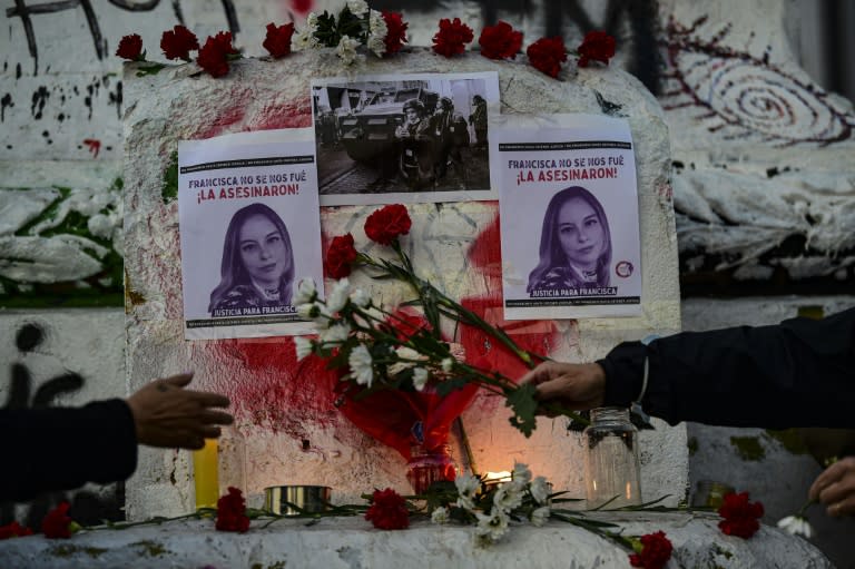 Pessoas acendem velas e depositam flores na praça Itália, em homenagem à jornalista morta Francisca Sandoval, em Santiago, 13 de maio de 2022 (AFP/Martin BERNETTI)