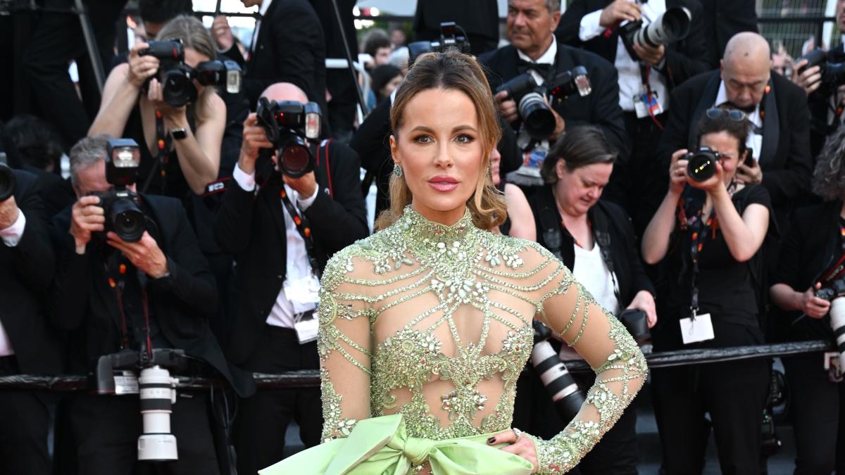 Kate Beckinsale hints at health problems with T-shirt that says “belly problems”