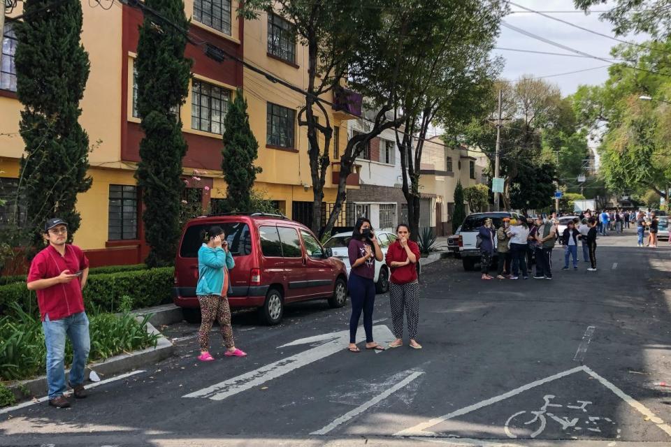 CIUDAD DE MÉXICO, 23JUNIO2020.- Miles de ciudadanos abandonaron sus casas tras el fuerte sismo que se sintió esta mañana el cual tuvo una intensidad de 7.5 en la escala de Richter, con epicentro en las costas de Oaxaca. La imagen en la Alcaldí­a Benito Juárez. FOTO: CUARTOSCURO.COM