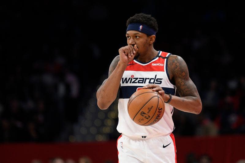 ▲巫師球星Bradley Beal(比爾)轟全場最高42分，「威少」Russell Westbrook再繳「大三元」距離歷史紀錄只差2次，可惜最後關頭未能守住，終場巫師以134:135吞敗。。（圖／美聯社／達志影像）