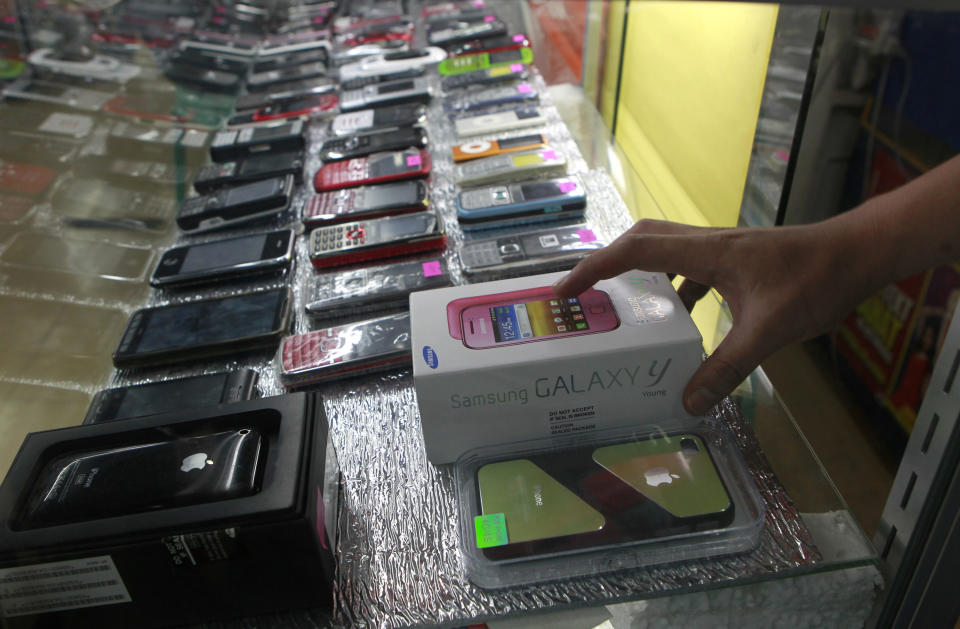El mercado gris de celulares en México afecta principalmente a marcas como Samsung, Motorola y Xiaomi. En la imagen, una tienda en la que se venden teléfonos. Foto: REUTERS/Erik De Castro