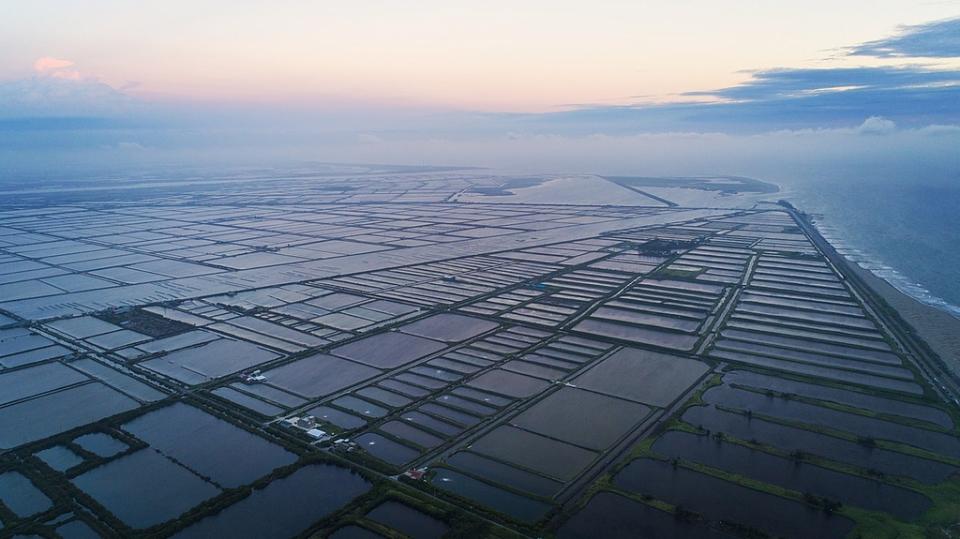 圖為七股區大潮溝與海埔魚塭。取自wikimedia