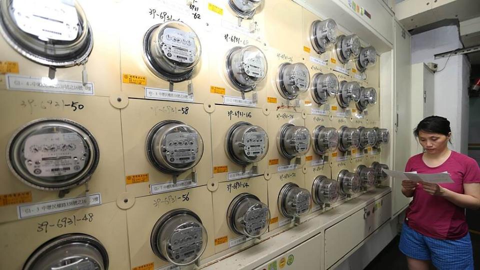 4月起電價平均調漲11％，立法院在藍、白聯手下，通過電價凍漲案，建請院會做成決議。圖／本報資料照片