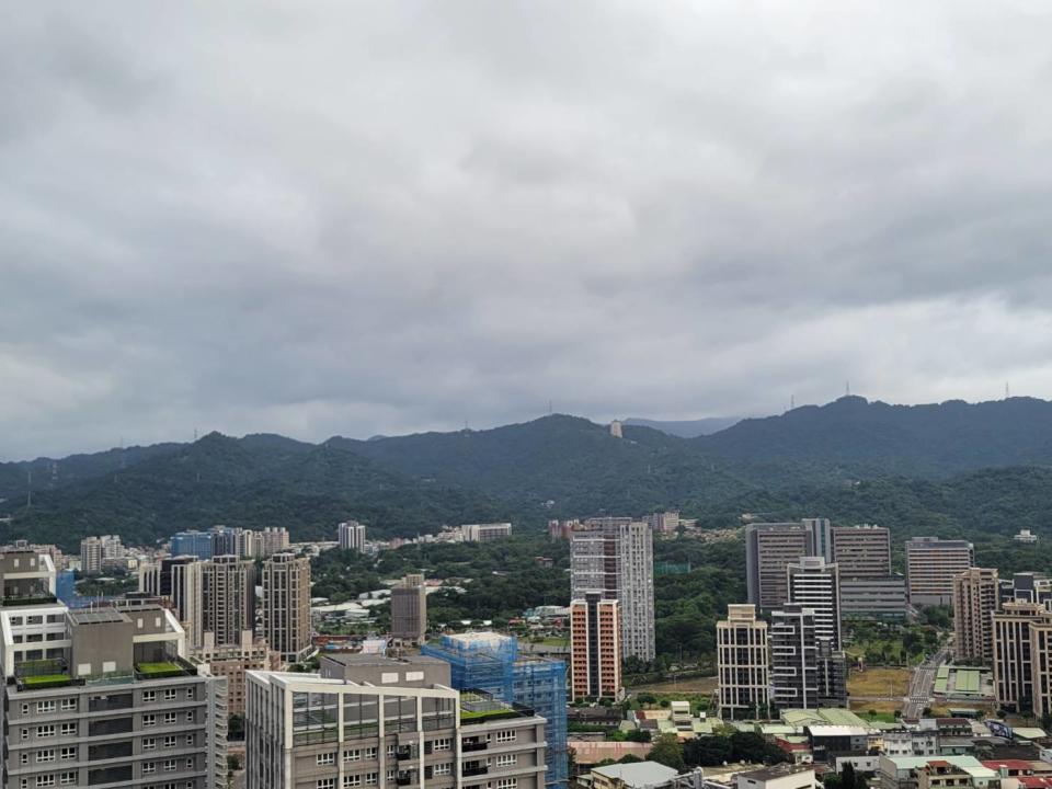 ▲因為眼前這片風景，布萊N 砸千萬買房，他認為雙北空氣很差，從家裡看出去就有風景是很幸福的事。照片為受訪者提供