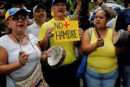 Opposition supporters holding pots and a sign reading: 'no more hungry' attend the 'march of the empty pots' against Venezuelan President Nicolas Maduro's government in Caracas, Venezuela, June 3, 2017. REUTERS/Marco Bello