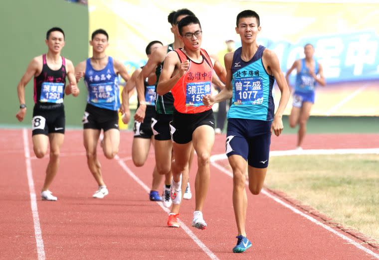 高男800公尺決賽，陽明高中曾子盛1:52.46稱王。林嘉欣／攝影。