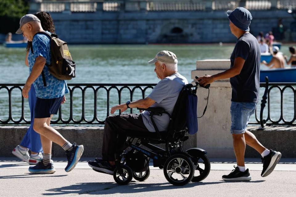 Un aspecto a tener en cuenta en relación a esta enfermedad es el de las personas que se encargan de cuidar a los enfermos, tanto si son profesionales como familiares.