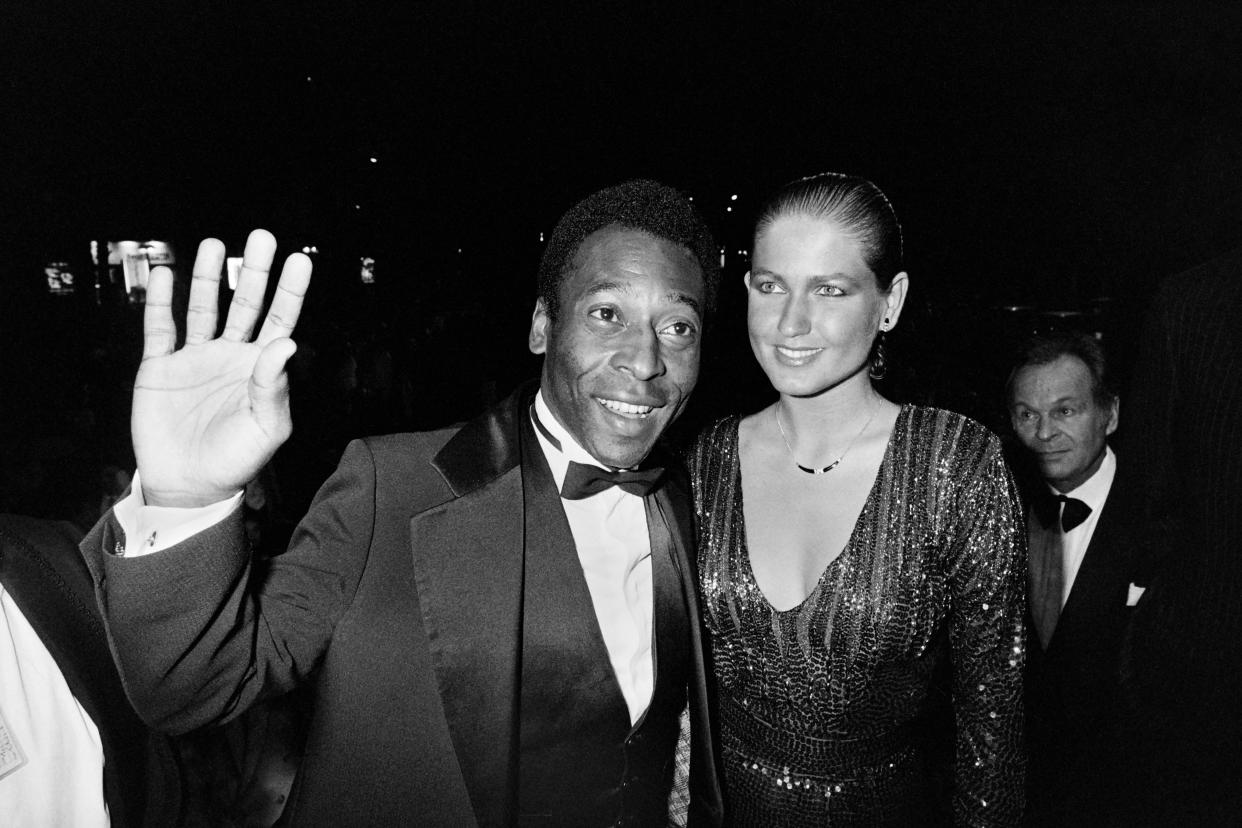 Foto tomada el 14 de mayo de 1983 muestra a Pelé y a la cantante y conductora de TV brasileña María das Graças Meneghel, Xuxa, en la edción 36 del festival de Cannes  | Foto: RALPH GATTI/AFP/Getty Images)