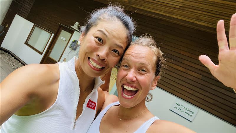 台灣選手謝淑薇和捷克老搭檔史翠可娃奪下溫網女雙冠軍。（圖／翻攝自謝淑薇臉書）