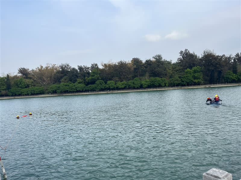 60多歲的陳姓男子，今午獨自前往鳥松區澄清湖九曲橋，疑在橋上自拍失足溺斃。（圖／記者陳弘逸翻攝）