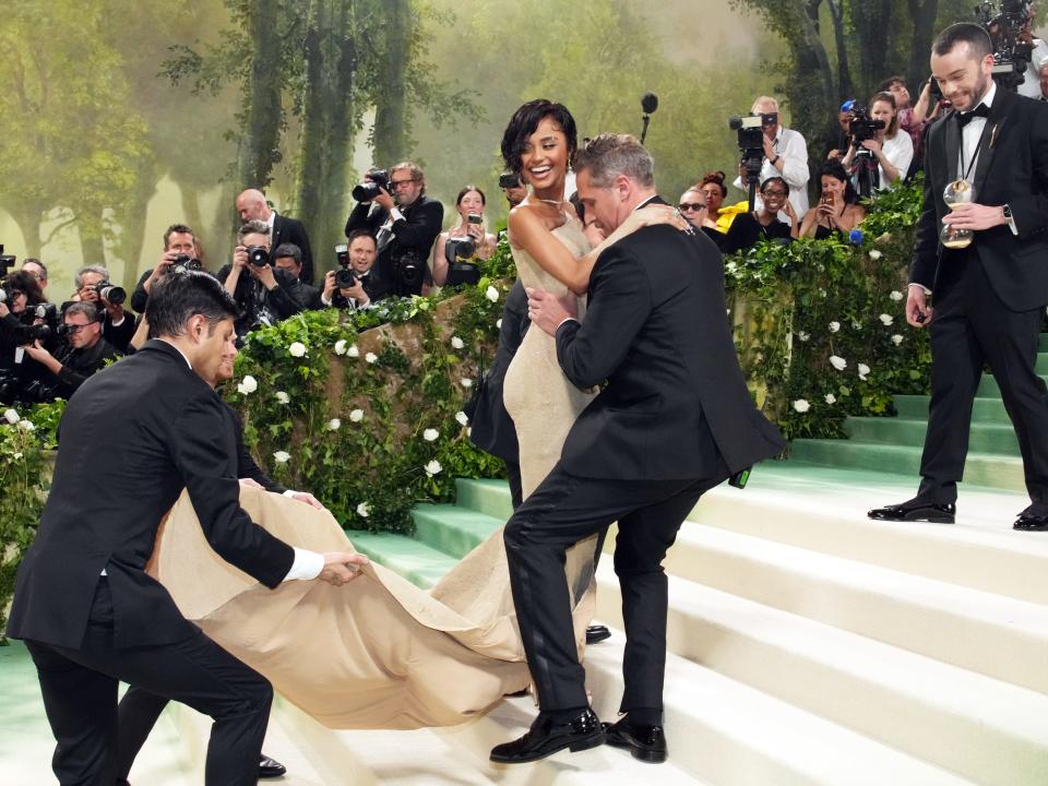 Tyla being carried up the stairs at the 2024 Met Gala.