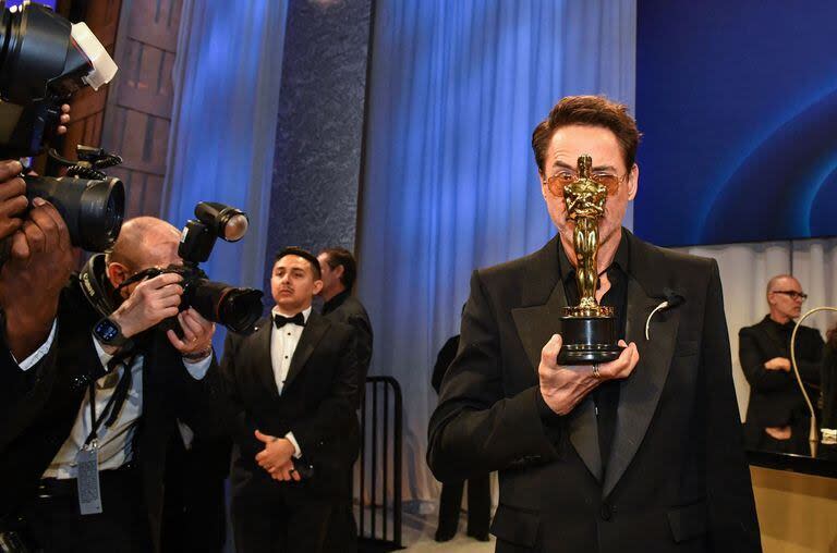 Robert Downey Jr. juega con su estatuilla, la primera de su carrera, para darle a los fotógrafos una postal diferente y original. El actor se alzó con el premio por su trabajo en Oppenheimer. En su discurso, expresó su gratitud hacia su familia y su pasado, con lo que reconoció abiertamente la difícil infancia que marcó su vida