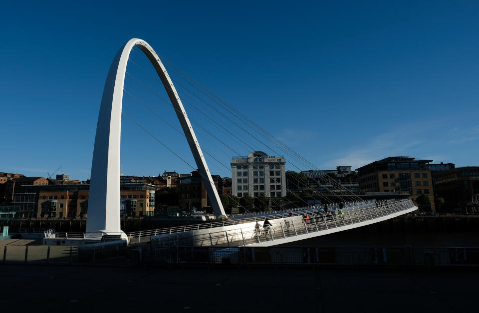 Inaugurado en 2001, se trata del primer puente basculante del mundo y fue diseñado de forma que puede oscilar y permitir el paso de barcos grandes. Es para uso peatonal y ciclista y enlaza el barrio artístico de Quays con el de Quayside de la ciudad de Newcastle cruzando el río Tyne. Por su forma y su movimiento, también es conocido como <em>Winking Eye Bridge</em> (puente del ojo guiñado). (Foto: Ian Forsyth / Getty Images).