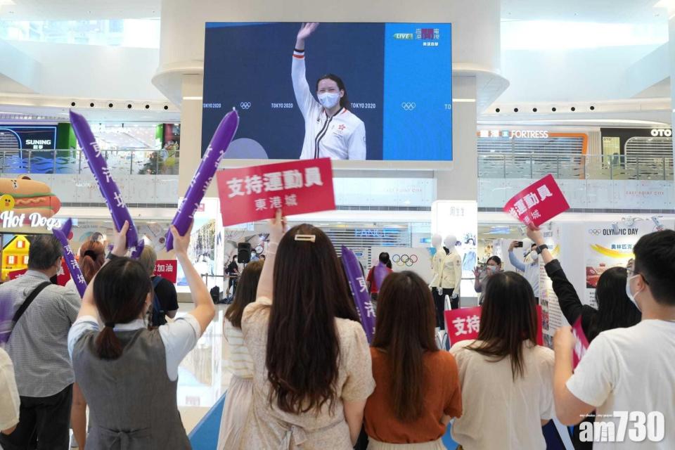  東京奧運舉行期間，大批市民在商場觀看直播，見證何詩蓓勇奪銀牌。(資料圖片)
