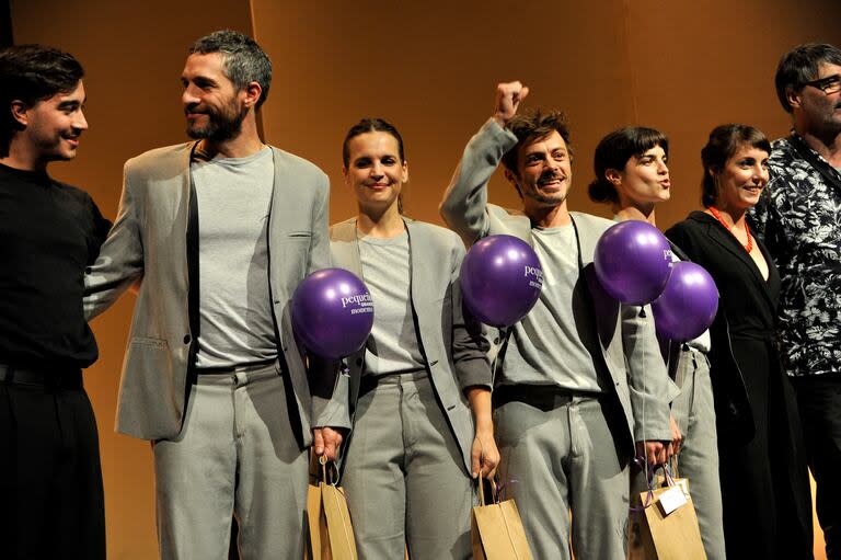 Una postal del final de la primera función de Pequeños grandes momentos, la comedia dramática basada en la serie Tiny Little Things, que protagonizan Michel Noher, Sabrina Garciarena, Tomás Fonzi y Malena Sánchez en el Multiteatro Comafi