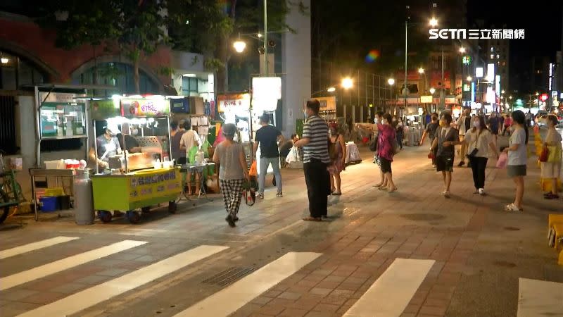 三級警戒降級在即，餐廳、夜市等地方已準備迎接人潮。