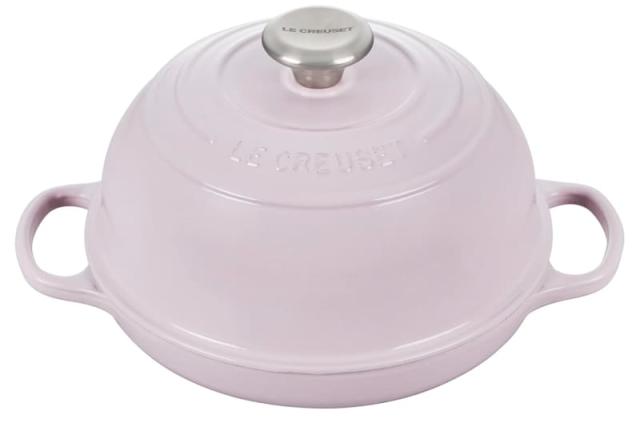 Discover the Le Creuset Bread Oven, your key to baking perfect