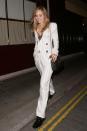 <p>Suki Waterhouse nous a montré comment les mannequins portaient le tailleur blanc en optant pour une version à rayures lors d'une soirée festive à Londres le 16 septembre 2016.<i> (Photo : Mark Milan/GC Images)</i></p>