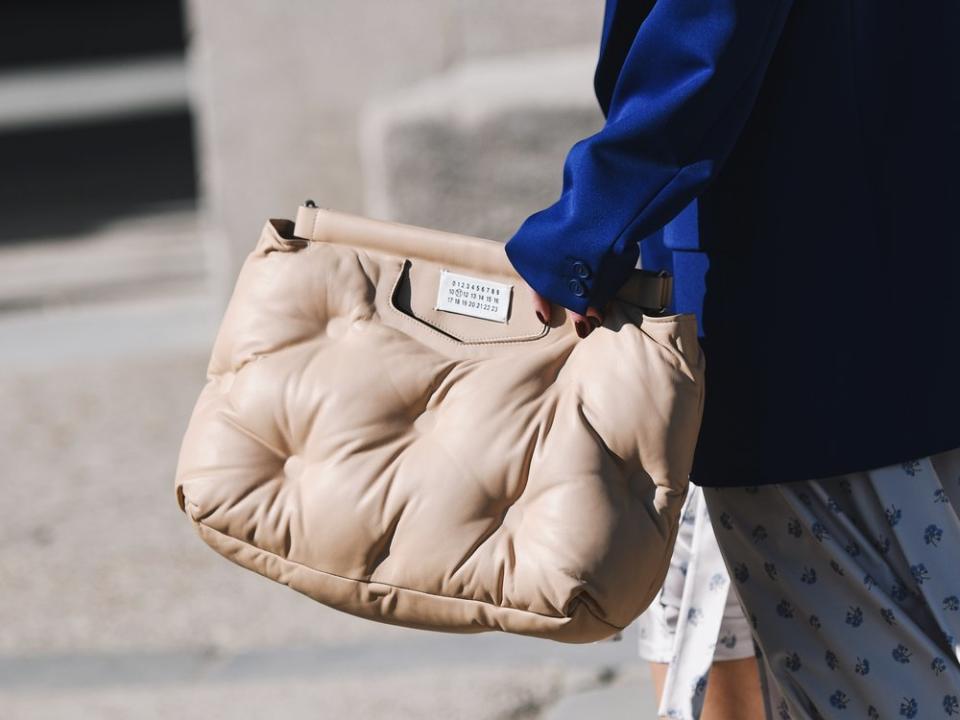 Der Taschentrend für Herbst und Winter 2023 lautet: Handtaschen können gar nicht groß genug sein. (Bild: Creative Lab/Shutterstock)