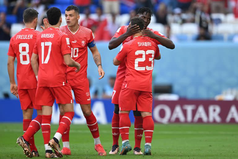 Qatar 2022: Breel Embolo celebra, junto con sus compañeros, el gol de la victoria de Suiza ante Camerún