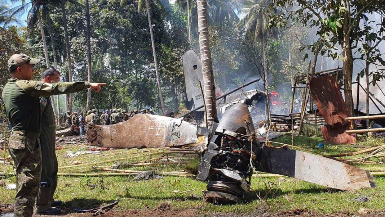 Teile der Hercules-Maschine an der Absturzstelle in der Stadt Patikul im Süden der Philippinen.