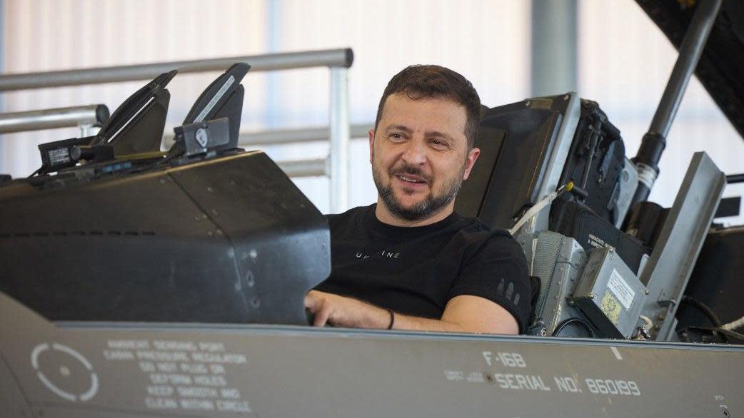 Volodymyr Zelensky in the cockpit of a Danish F-16 in August 2023