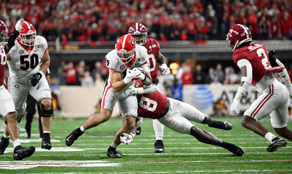 Georgia tight end Brock Bowers (19) runs the ball against Alabama during the first quarter during the College Football Playoff game in the 2021 season at Lucas Oil Stadium.
