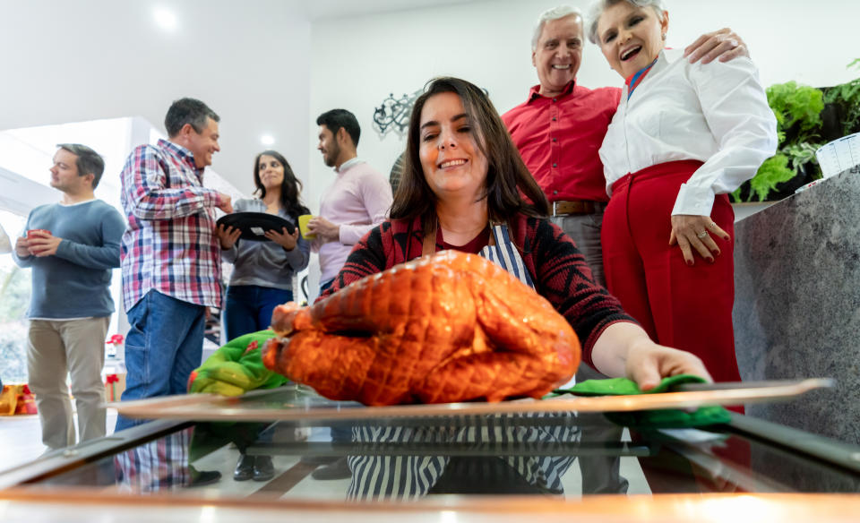 El costo de preparar la mesa del día 23 para 10 personas sumará unos $61.17 como media.