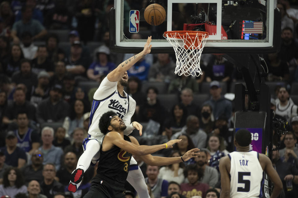 Cleveland Cavaliers center Jarrett Allen, bottom left, defends againstSacramento Kings center Alex Len, top left, who tries to tip the ball into the basket in the first quarter of an NBA basketball game in Sacramento, Calif., Monday, Nov. 13, 2023. (AP Photo/José Luis Villegas)