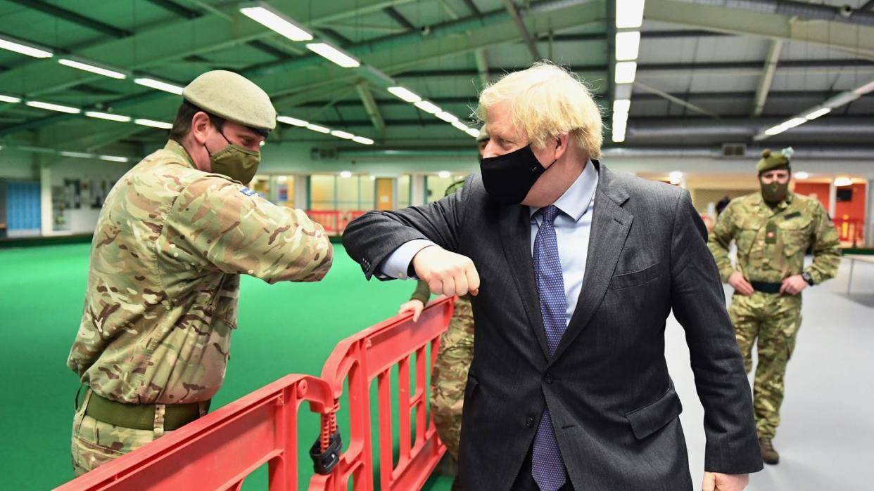 Boris Johnson zu Besuch in einem Impfzentrum in Glasgow.