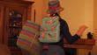 阿嬤收到孫子送的茄芷袋造型的帽子、鉛筆盒以及蔡英文送的背包。（圖片來源／酷的夢- Ku's dream YouTube）
