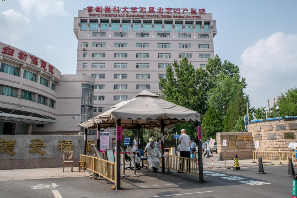 Li Xueke con sus hijos. Debido a las restricciones que impone China, Li tuvo que ir a Tailandia a recibir un tratamiento de fecundación in vitro. (Li Xueke vía The New York Times).