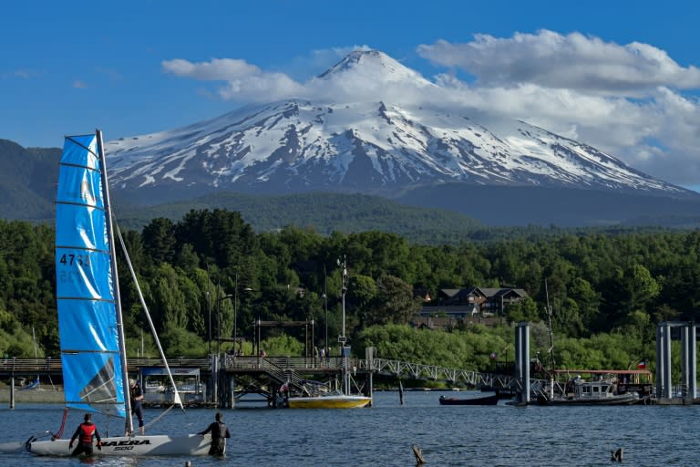 Vista del volcán Villarrica en Pucón, Chile, el 3 de diciembre de 2022 (AFP - MARTIN BERNETTI)