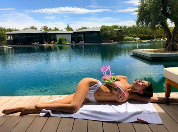 <p>Model Bella has posed topless by a stunning pool at her hotel in Palm Springs. Slay girlfriend.</p>