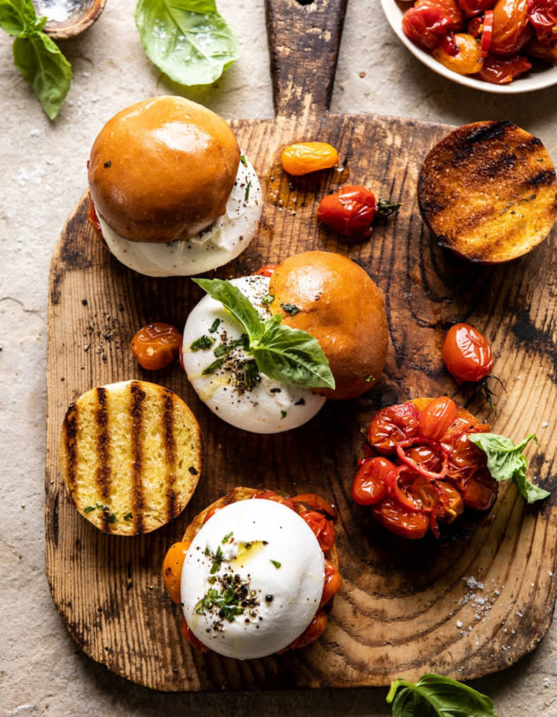 <p><b>Le bon mix</b> : briochette + burrata + tomates cerises rôties + basilic + huile d’olive</p><p>Découvrir la <a href="https://www.halfbakedharvest.com/roasted-caprese-burrata-sliders/" rel="nofollow noopener" target="_blank" data-ylk="slk:recette;elm:context_link;itc:0;sec:content-canvas" class="link ">recette</a></p><br>