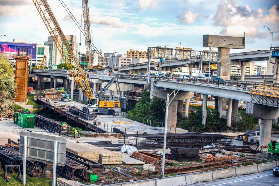 Vista de la construcción del puente en el núcleo del enlace SR 836/I-395/I-95, como parte del proyecto de diseño y construcción I-395/SR 836/I-95, el 3 de agosto de 2022.