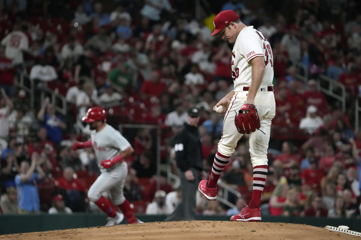 Kyle Schwarber hits his 44th homer and lifts Phillies to 6-1 win