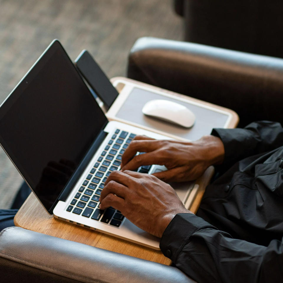 A model using the lap desk in the color Oak Woodgrain