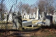 <p>Auf einem Friedhof in der US-Metropole Philadelphia wurden Hunderte jüdische Gräber geschändet. Seit dem Amtsantritt von Donald Trump nehmen antisemitische Vorfälle landesweit zu. (Bild: AP Photo/Jacqueline Larma) </p>