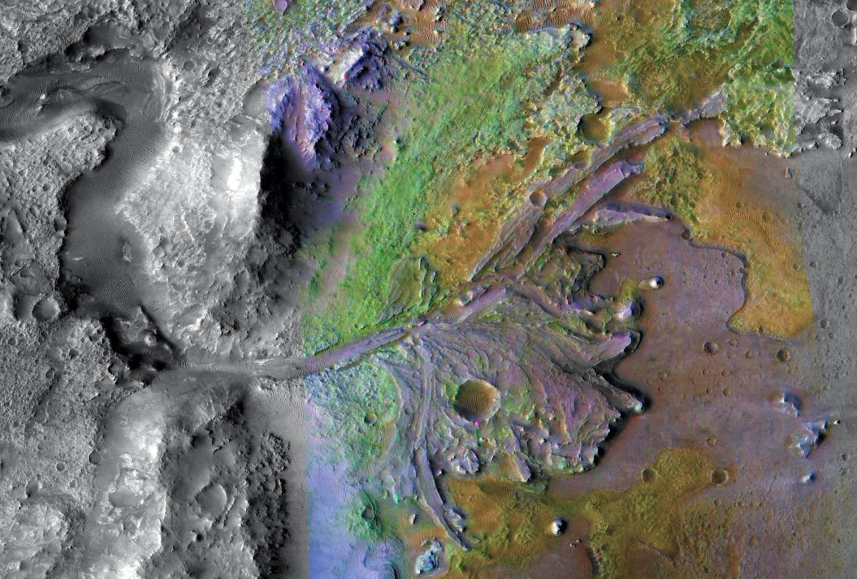 Imagen parcial del borde del cráter Jezero mostrando en falso color diferentes terrenos en la formación del delta aluvial al desembocar un río cuyos meandros aparecen en la parte superior izquierda <a href="https://mars.nasa.gov/resources/22474/jezero-crater-mars-2020s-landing-site/" rel="nofollow noopener" target="_blank" data-ylk="slk:(NASA/JPL-Caltech/MSSS/JHU-APL);elm:context_link;itc:0;sec:content-canvas" class="link ">(NASA/JPL-Caltech/MSSS/JHU-APL) </a>
