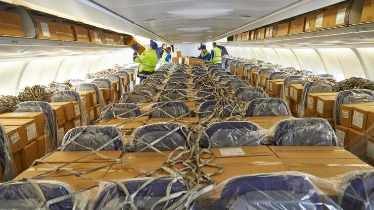 DB Schenker und Lufthansa Cargo transportieren Atemschutzmasken aus China in einem Passagierflugzeug. Foto: dpa