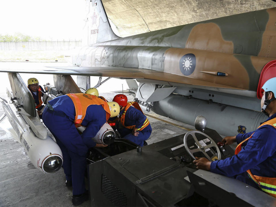 除了P-3C反潛機，小牛飛彈也是我國空軍戰機和陸航攻擊直升機經常配備的武器，圖為官兵替F-5戰機裝卸小牛飛彈。（圖：國防部發言人臉書）