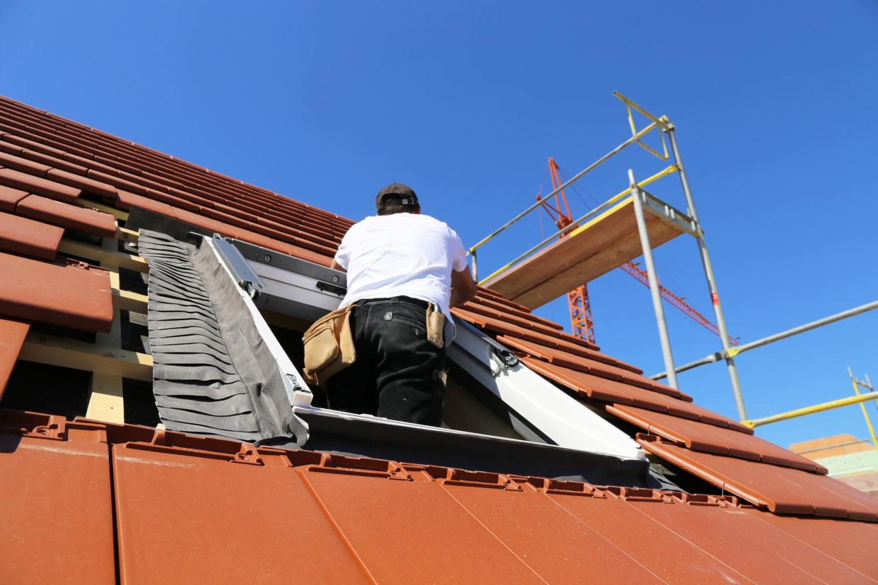 Installation and assembly of new roof windows as part of a roof covering