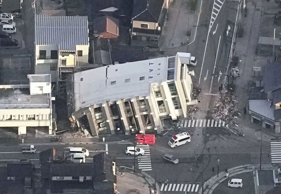 日本石川縣輪島市在強震後有七層樓高的建築物倒塌。當地著名的早市也有上百棟房舍燒毀。路透社