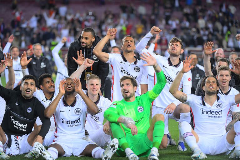 Los jugadores de Eintracht Frankfurt's celebran en el Camp Nou